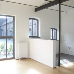 Wohn- und Essbereich mit Blick in den Hof